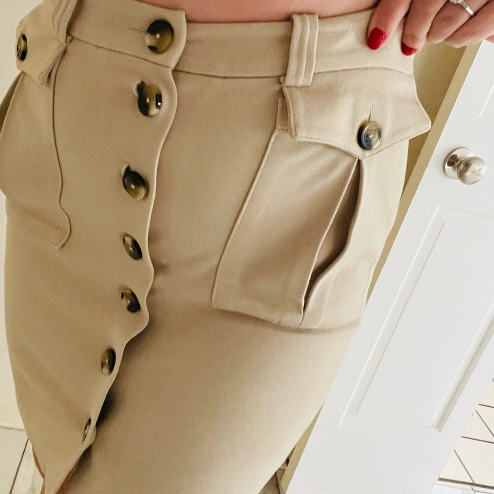 LizClaiborne Beige Pencil Skirt Bottoned Down with cute pockets